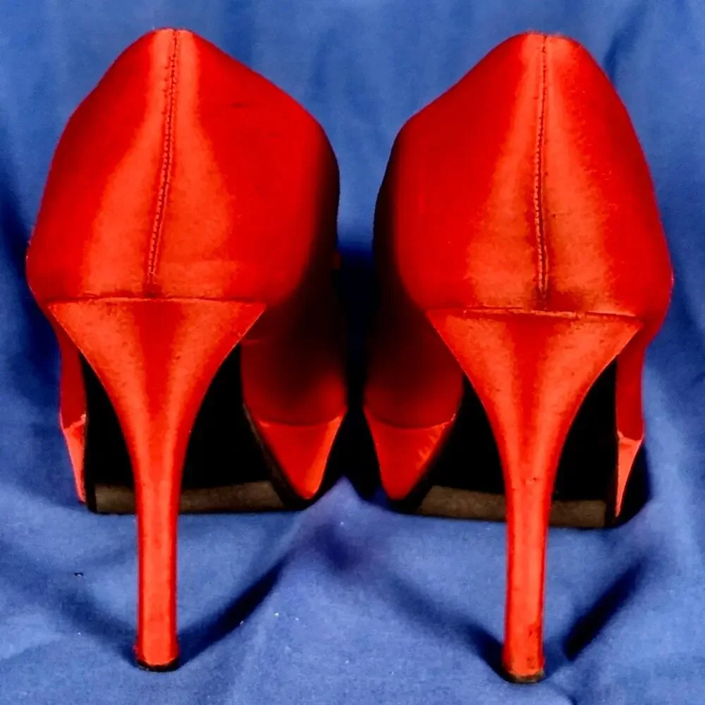 Source Unknown red platform